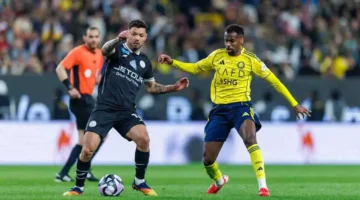 حسم الجدل.. خبير تحكيمي يفصل واقعة طرد لاعب الشباب أمام النصر